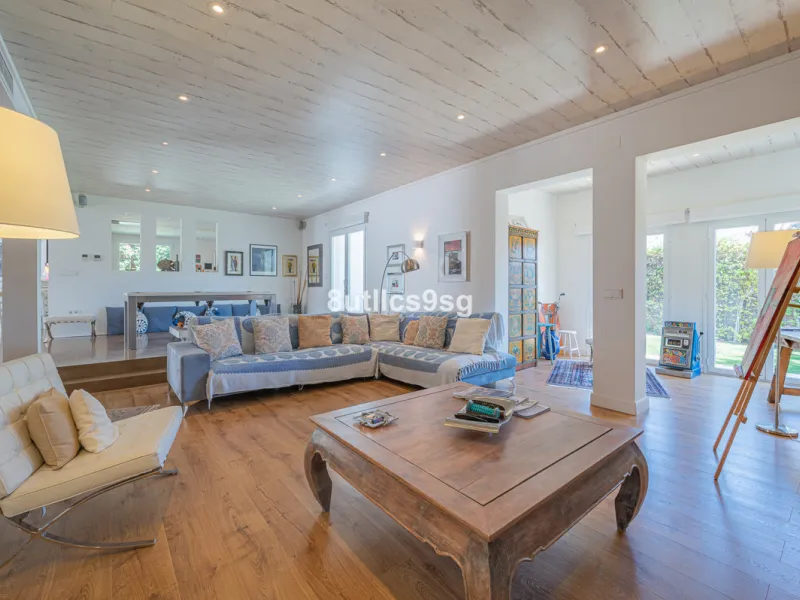 Recently renovated villa, located in a gated and guarded urbanization, in the Las Brisas Golf area, in Nueva Andalucía, Marbella, with a lot of character and personality.