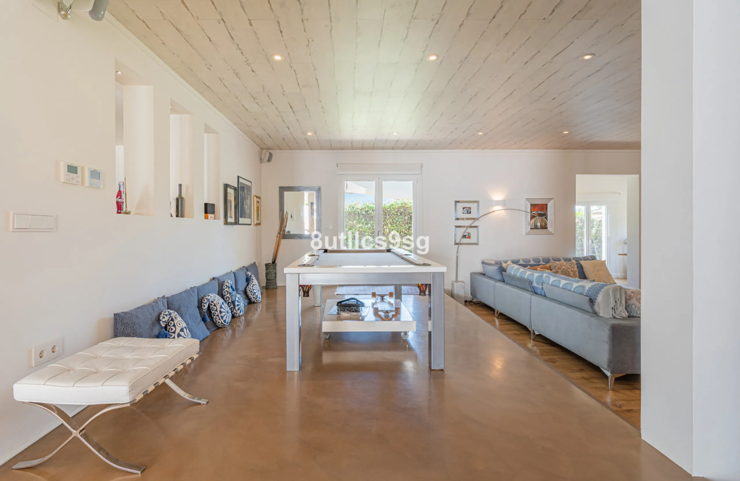 Recently renovated villa, located in a gated and guarded urbanization, in the Las Brisas Golf area, in Nueva Andalucía, Marbella, with a lot of character and personality.