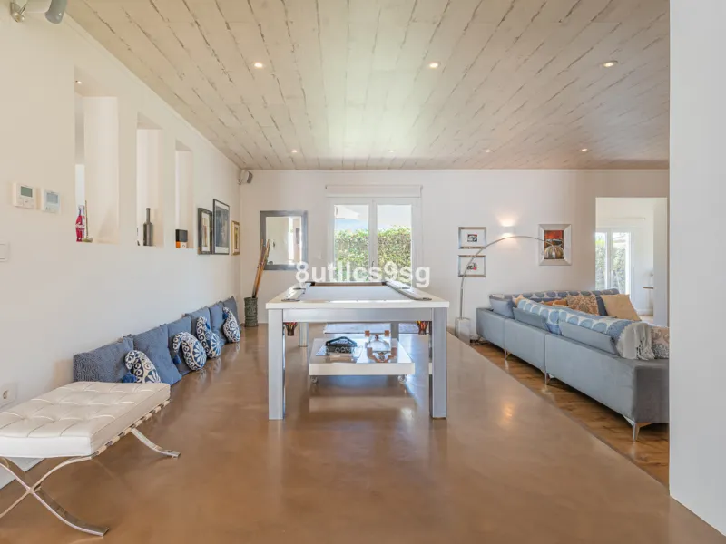 Recently renovated villa, located in a gated and guarded urbanization, in the Las Brisas Golf area, in Nueva Andalucía, Marbella, with a lot of character and personality.