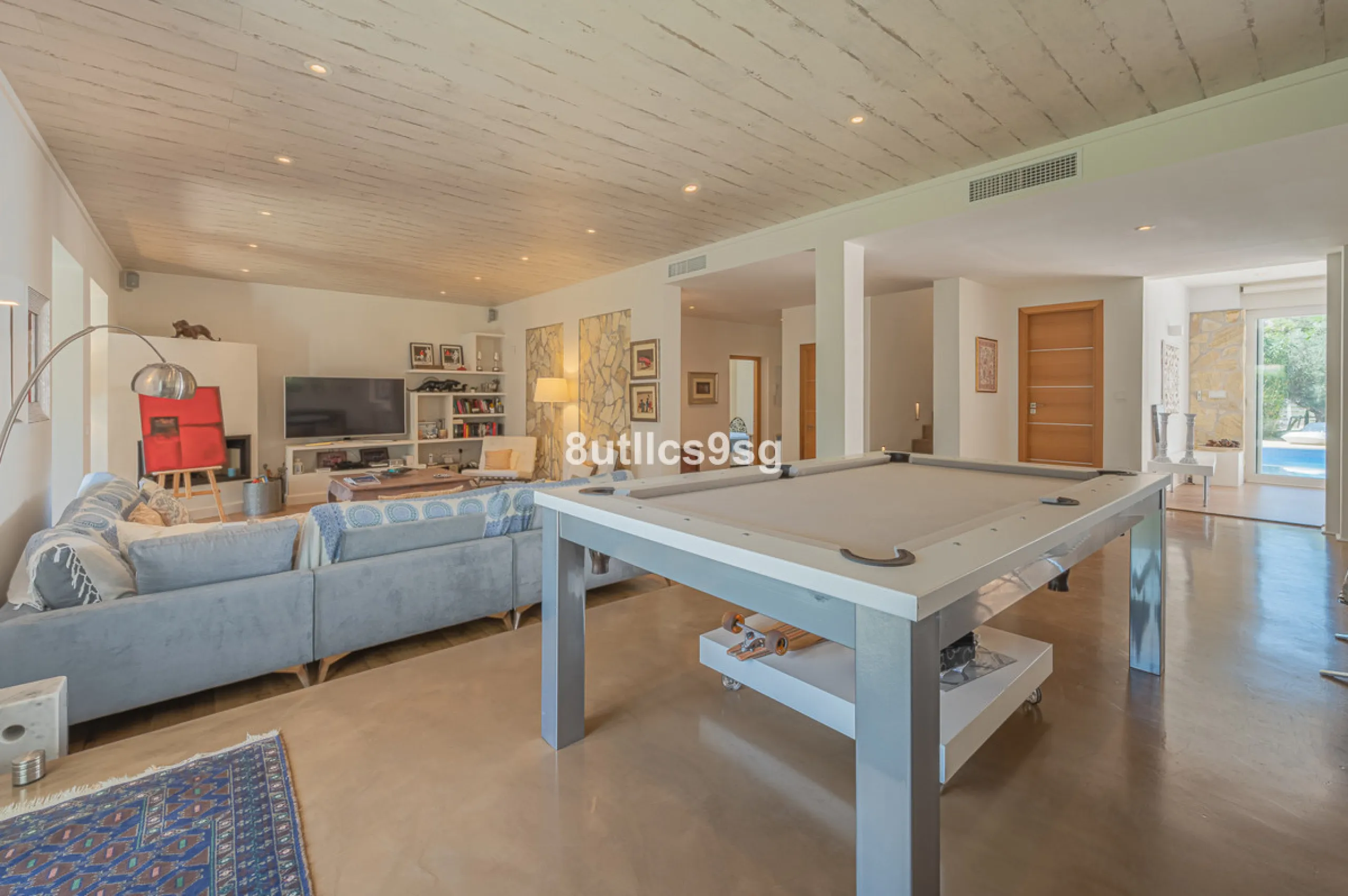 Recently renovated villa, located in a gated and guarded urbanization, in the Las Brisas Golf area, in Nueva Andalucía, Marbella, with a lot of character and personality.