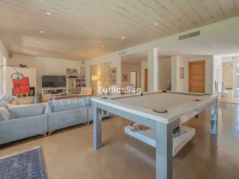Recently renovated villa, located in a gated and guarded urbanization, in the Las Brisas Golf area, in Nueva Andalucía, Marbella, with a lot of character and personality.