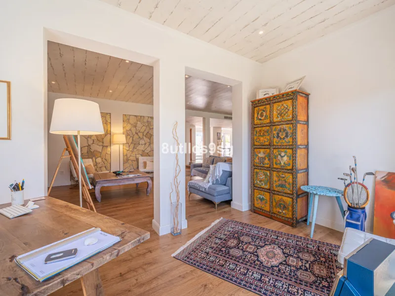 Recently renovated villa, located in a gated and guarded urbanization, in the Las Brisas Golf area, in Nueva Andalucía, Marbella, with a lot of character and personality.