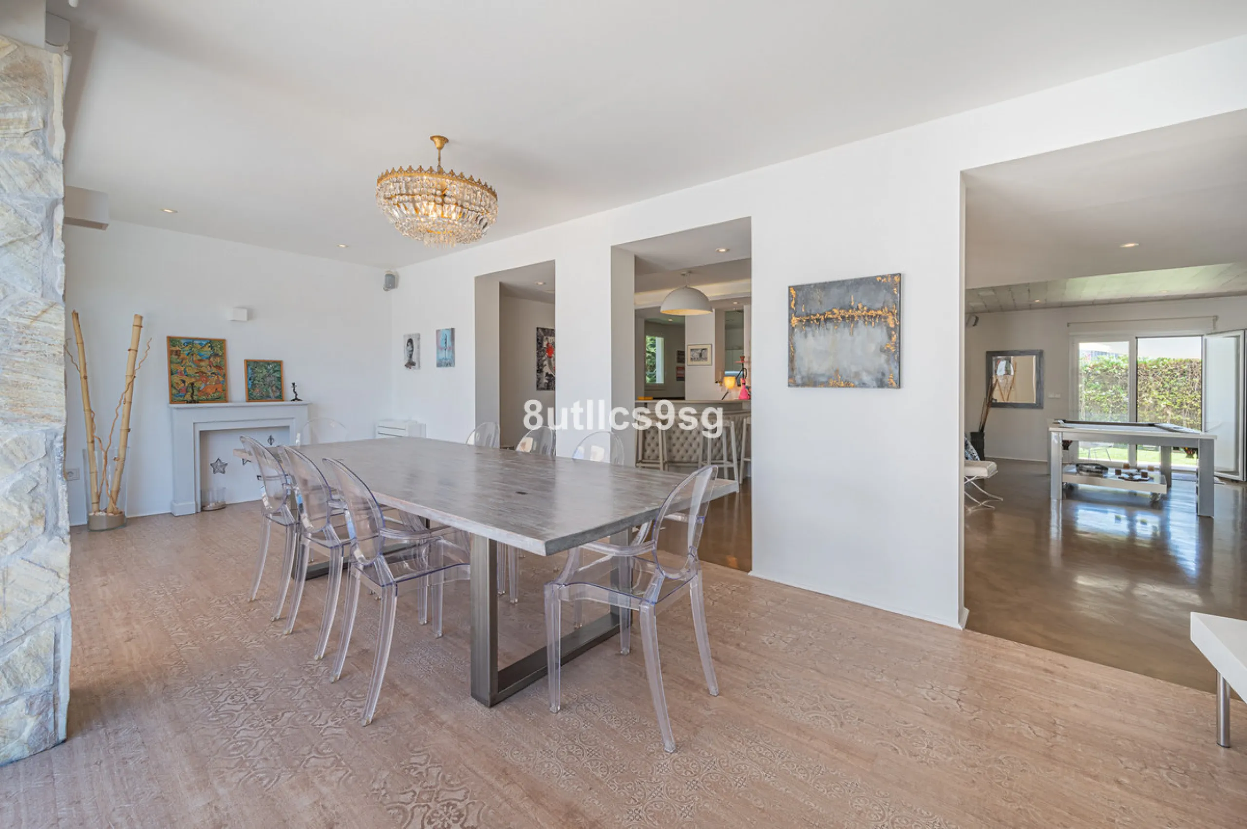 Recently renovated villa, located in a gated and guarded urbanization, in the Las Brisas Golf area, in Nueva Andalucía, Marbella, with a lot of character and personality.