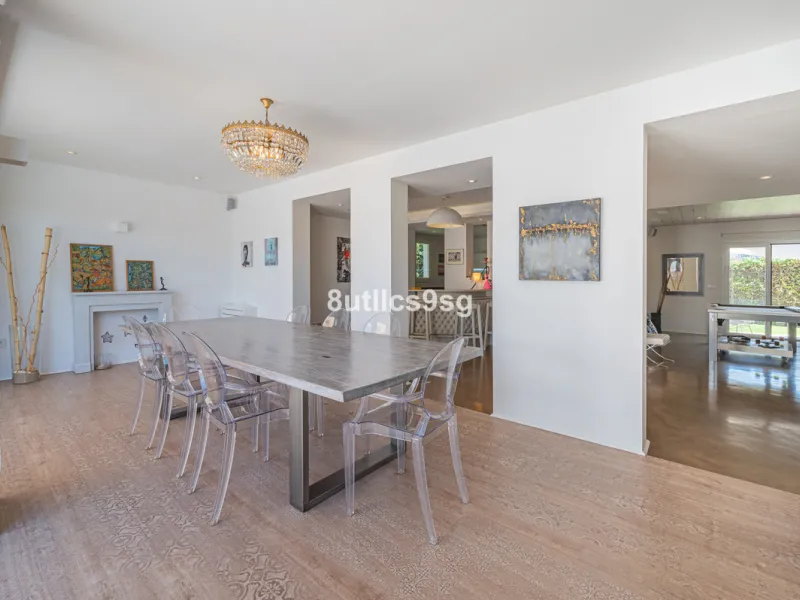 Recently renovated villa, located in a gated and guarded urbanization, in the Las Brisas Golf area, in Nueva Andalucía, Marbella, with a lot of character and personality.