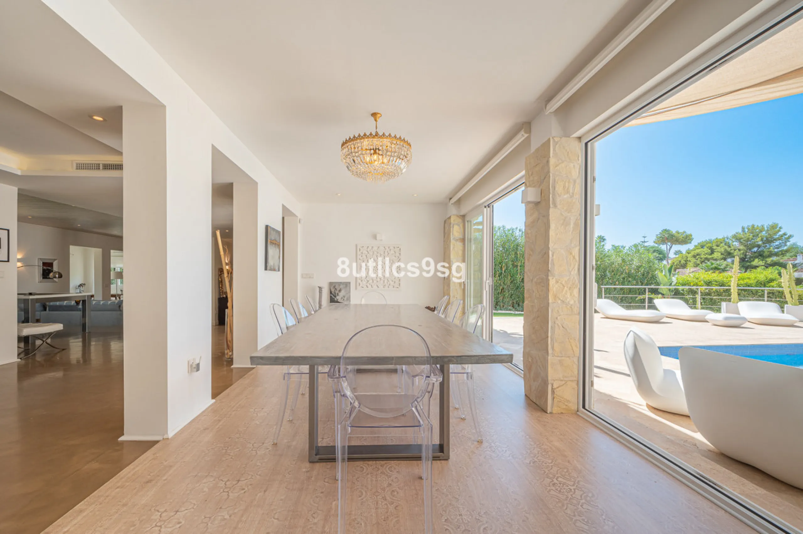 Recently renovated villa, located in a gated and guarded urbanization, in the Las Brisas Golf area, in Nueva Andalucía, Marbella, with a lot of character and personality.