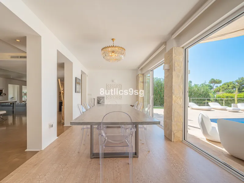 Recently renovated villa, located in a gated and guarded urbanization, in the Las Brisas Golf area, in Nueva Andalucía, Marbella, with a lot of character and personality.