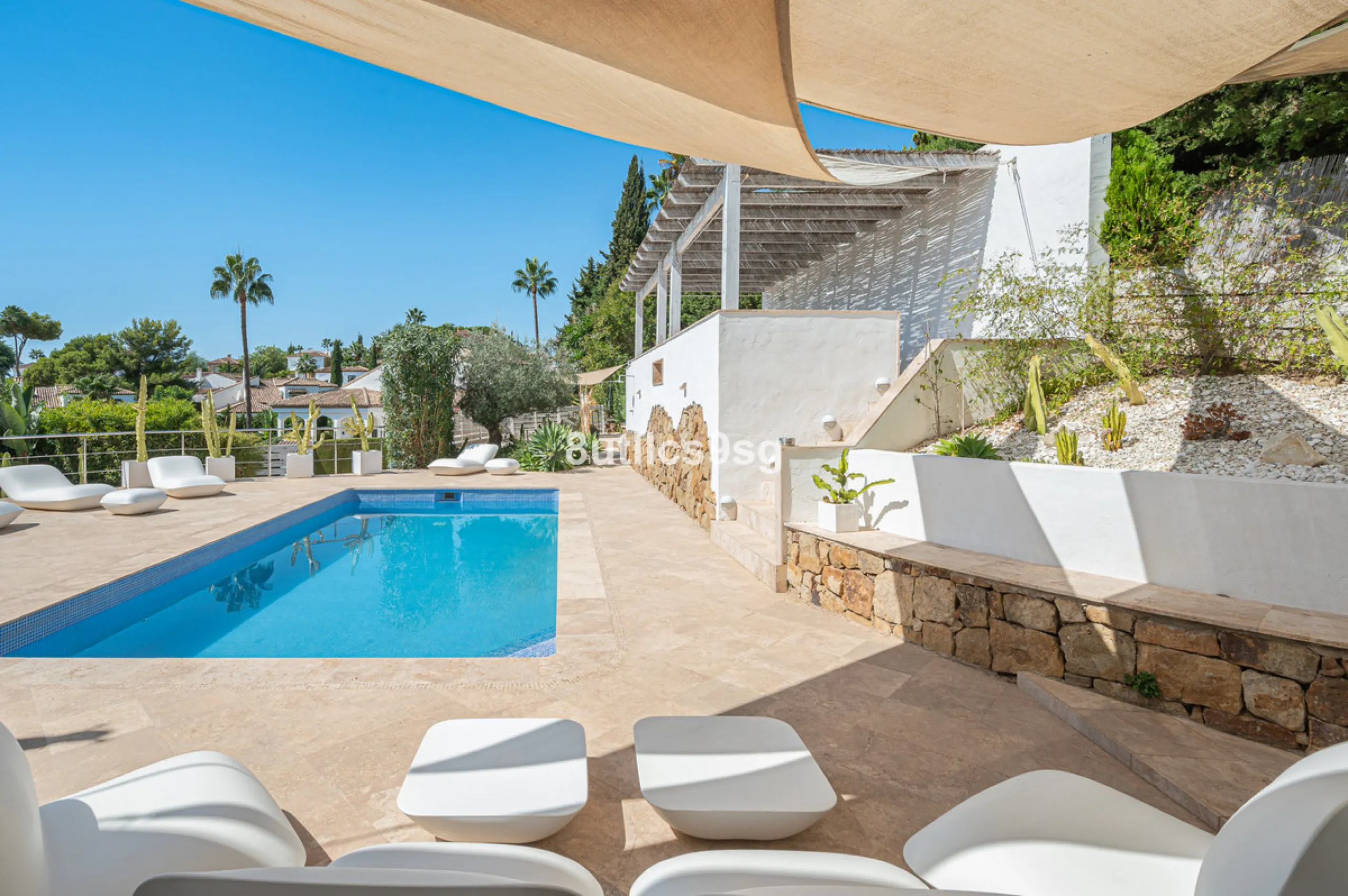 Recently renovated villa, located in a gated and guarded urbanization, in the Las Brisas Golf area, in Nueva Andalucía, Marbella, with a lot of character and personality.