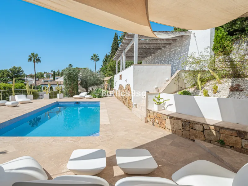 Recently renovated villa, located in a gated and guarded urbanization, in the Las Brisas Golf area, in Nueva Andalucía, Marbella, with a lot of character and personality.
