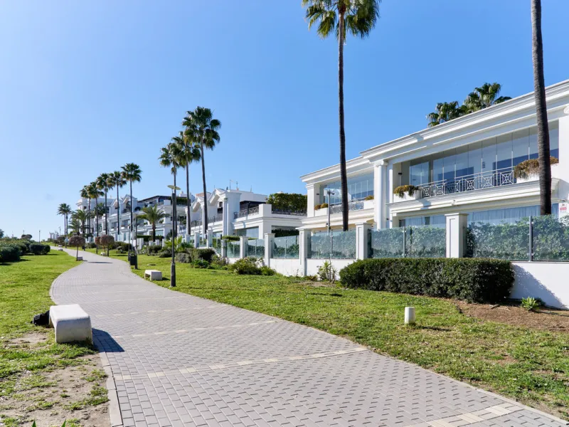 Situated in the prestigious Doncella Beach area, Estepona, this exquisite ground floor apartment offers an unparalleled blend of luxury and convenience. Boasting a prime front-line beach location, the property provides direct access to the sea and is with