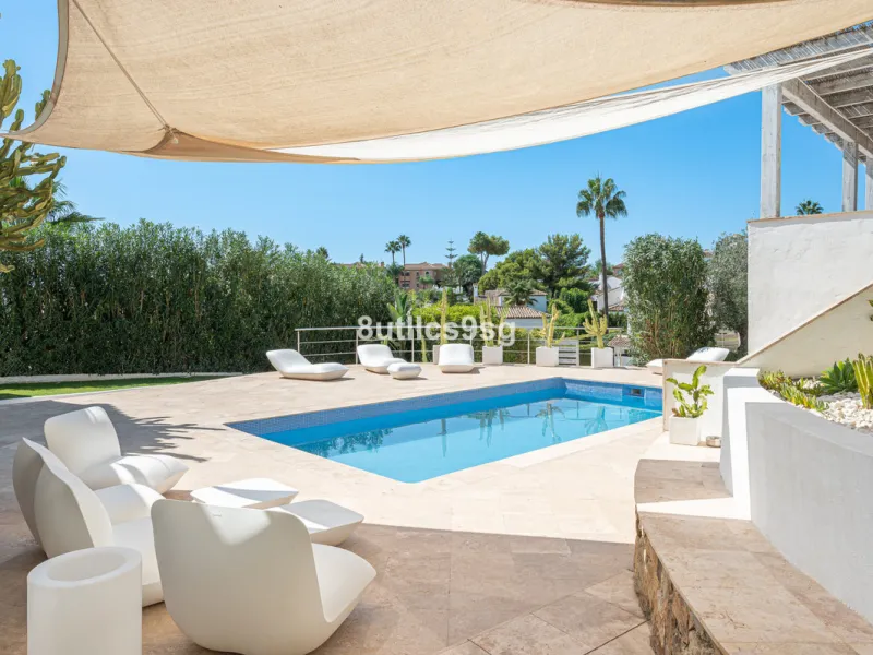 Recently renovated villa, located in a gated and guarded urbanization, in the Las Brisas Golf area, in Nueva Andalucía, Marbella, with a lot of character and personality.