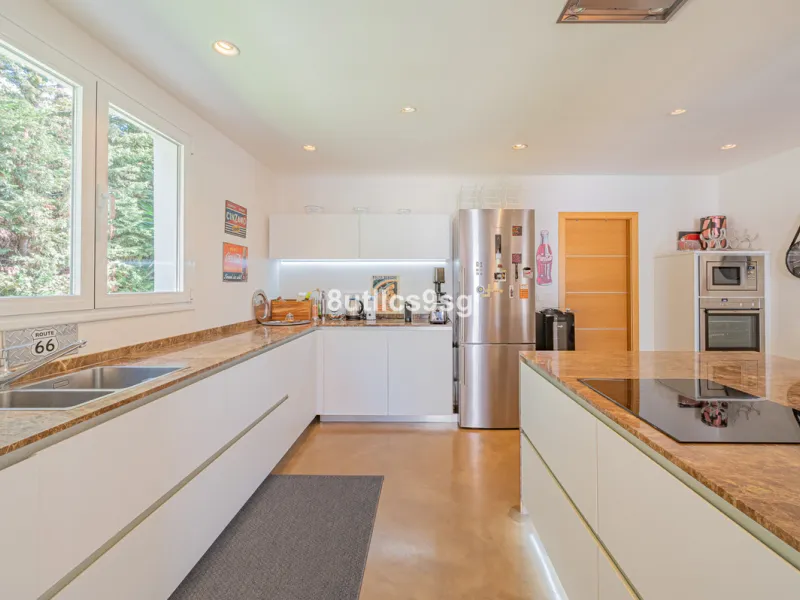 Recently renovated villa, located in a gated and guarded urbanization, in the Las Brisas Golf area, in Nueva Andalucía, Marbella, with a lot of character and personality.