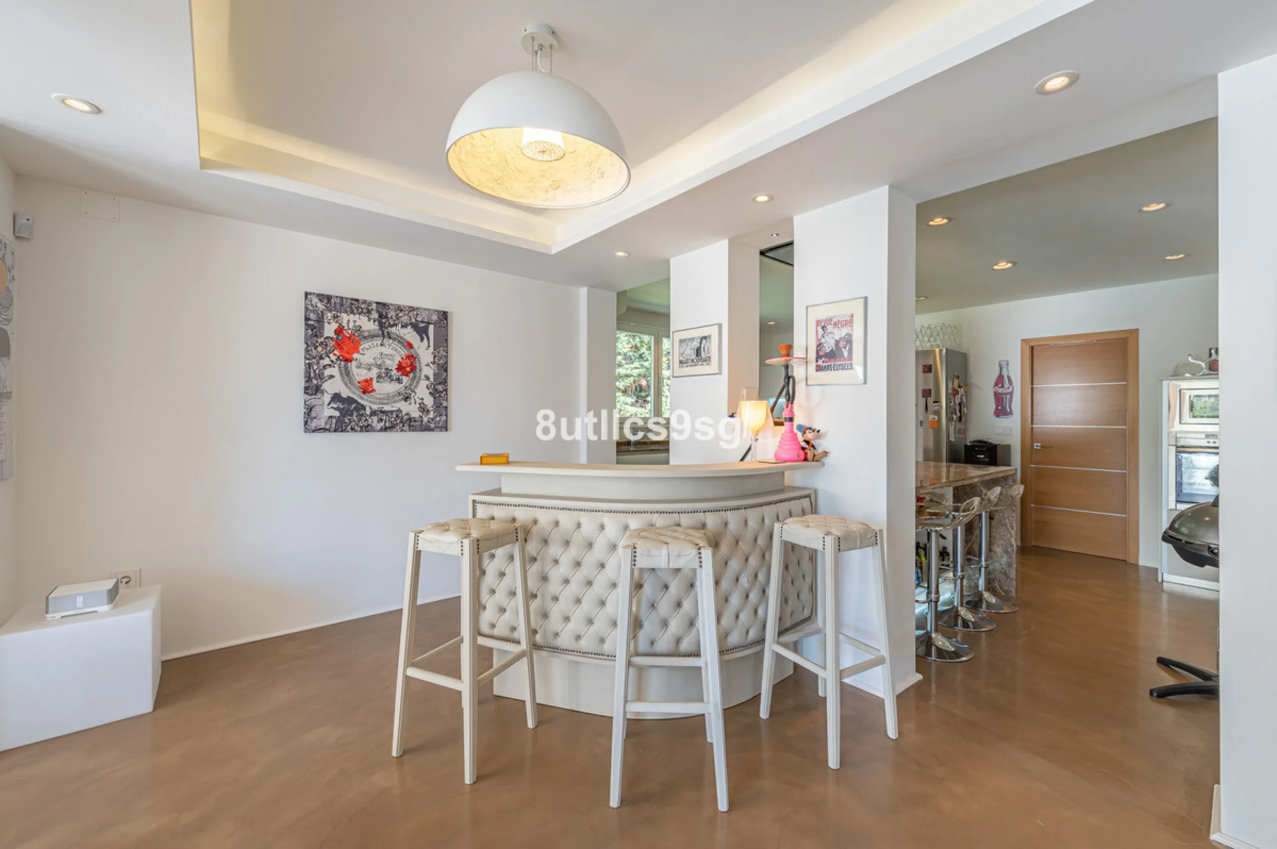 Recently renovated villa, located in a gated and guarded urbanization, in the Las Brisas Golf area, in Nueva Andalucía, Marbella, with a lot of character and personality.
