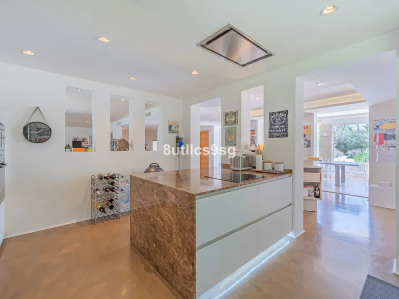 Recently renovated villa, located in a gated and guarded urbanization, in the Las Brisas Golf area, in Nueva Andalucía, Marbella, with a lot of character and personality.
