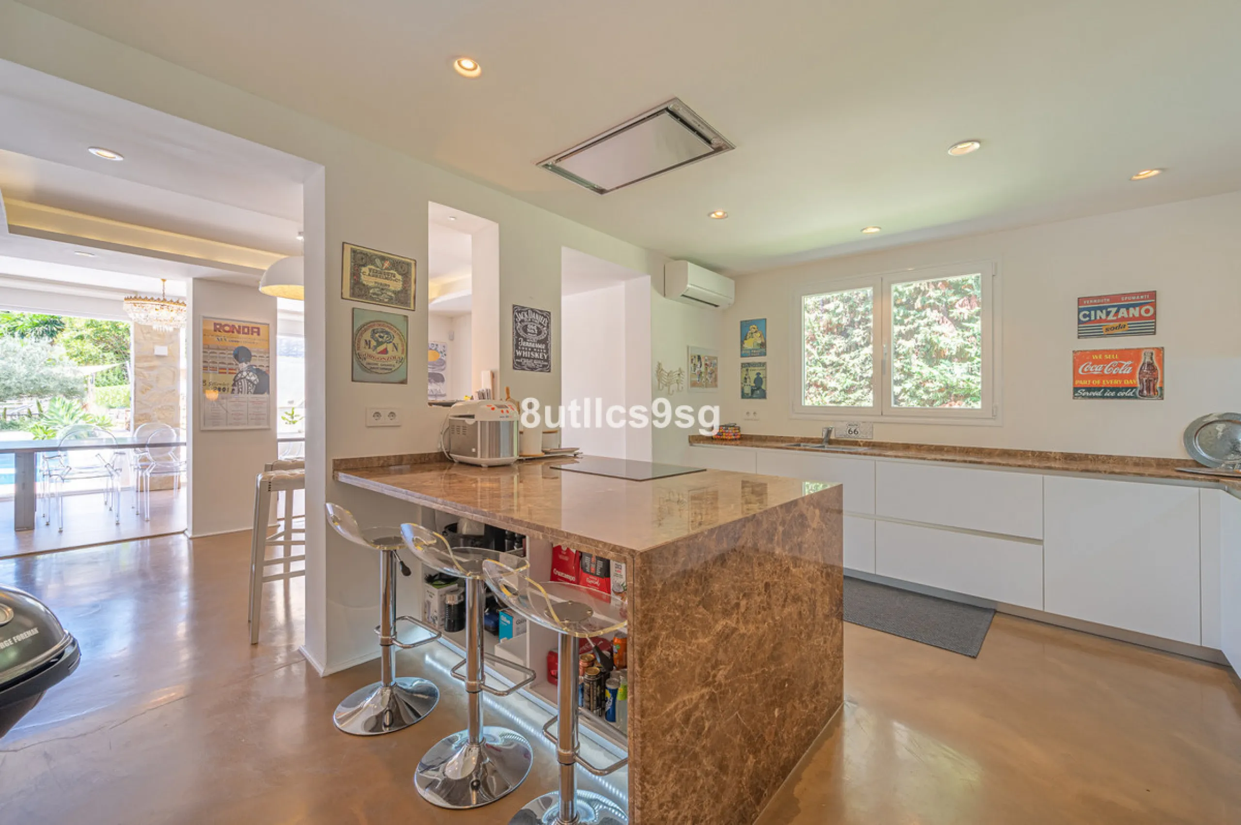 Recently renovated villa, located in a gated and guarded urbanization, in the Las Brisas Golf area, in Nueva Andalucía, Marbella, with a lot of character and personality.