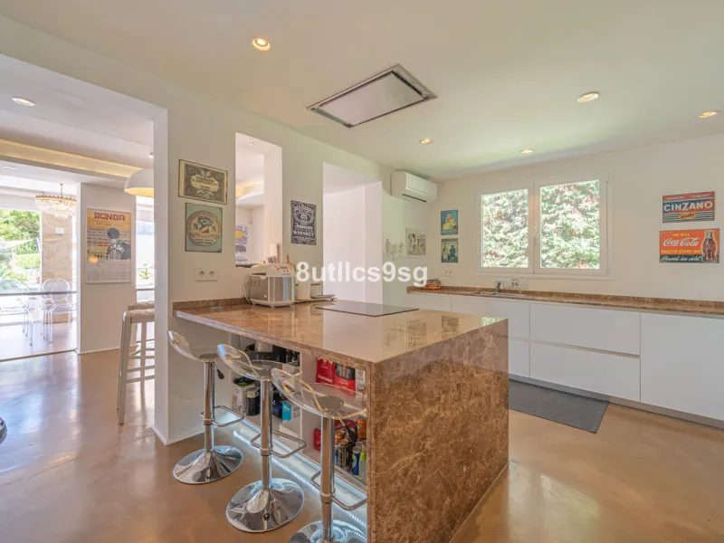 Recently renovated villa, located in a gated and guarded urbanization, in the Las Brisas Golf area, in Nueva Andalucía, Marbella, with a lot of character and personality.