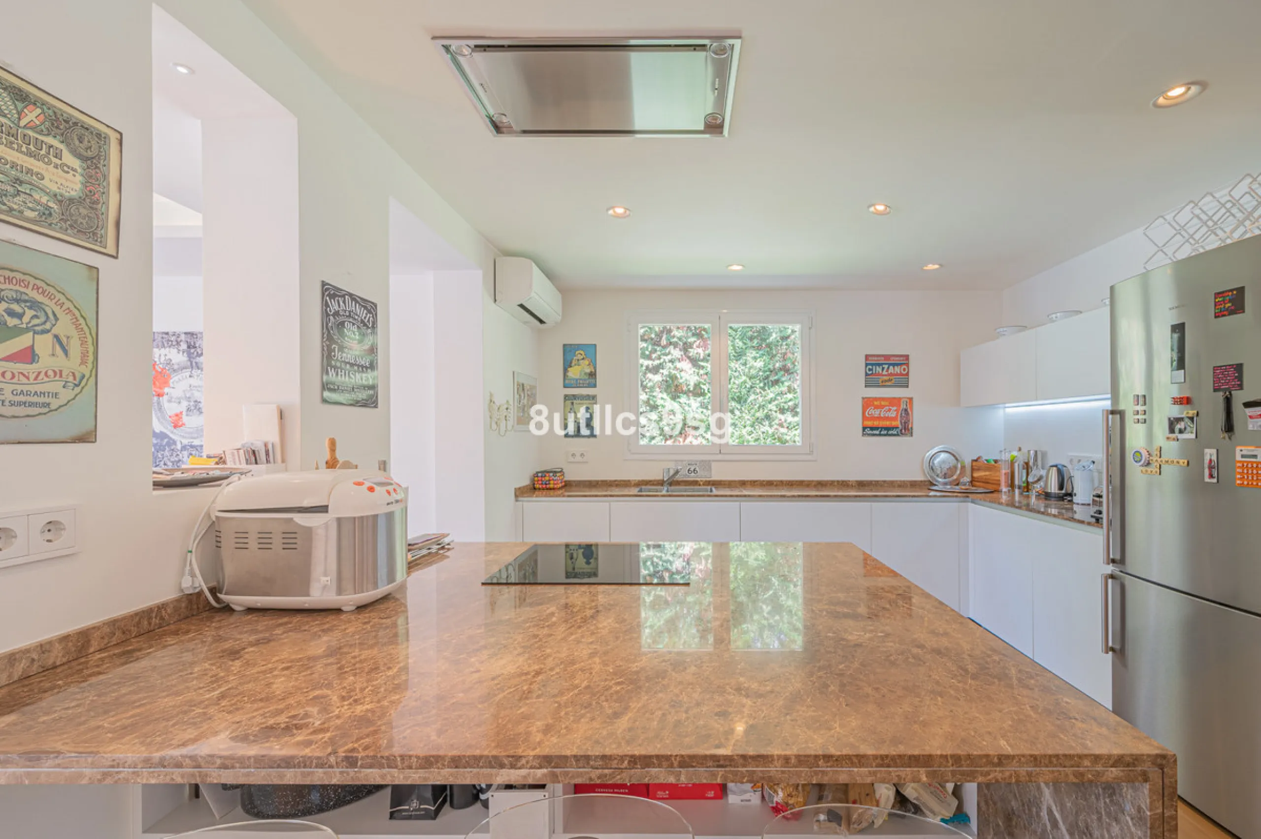 Recently renovated villa, located in a gated and guarded urbanization, in the Las Brisas Golf area, in Nueva Andalucía, Marbella, with a lot of character and personality.