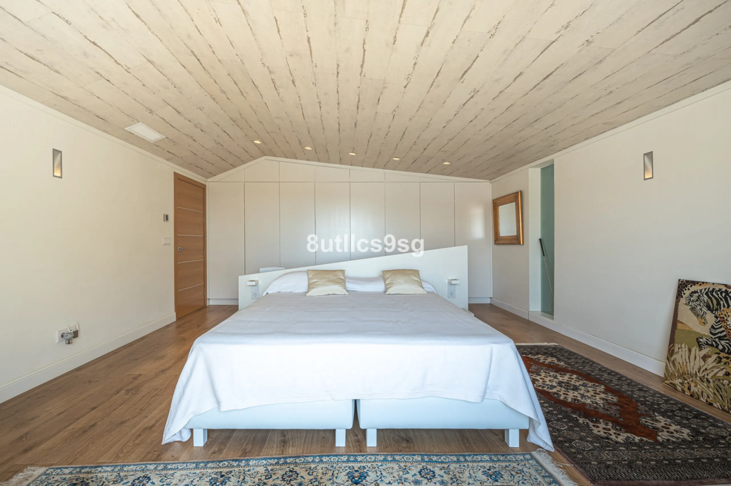 Recently renovated villa, located in a gated and guarded urbanization, in the Las Brisas Golf area, in Nueva Andalucía, Marbella, with a lot of character and personality.