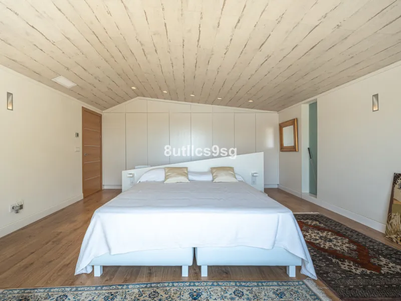 Recently renovated villa, located in a gated and guarded urbanization, in the Las Brisas Golf area, in Nueva Andalucía, Marbella, with a lot of character and personality.