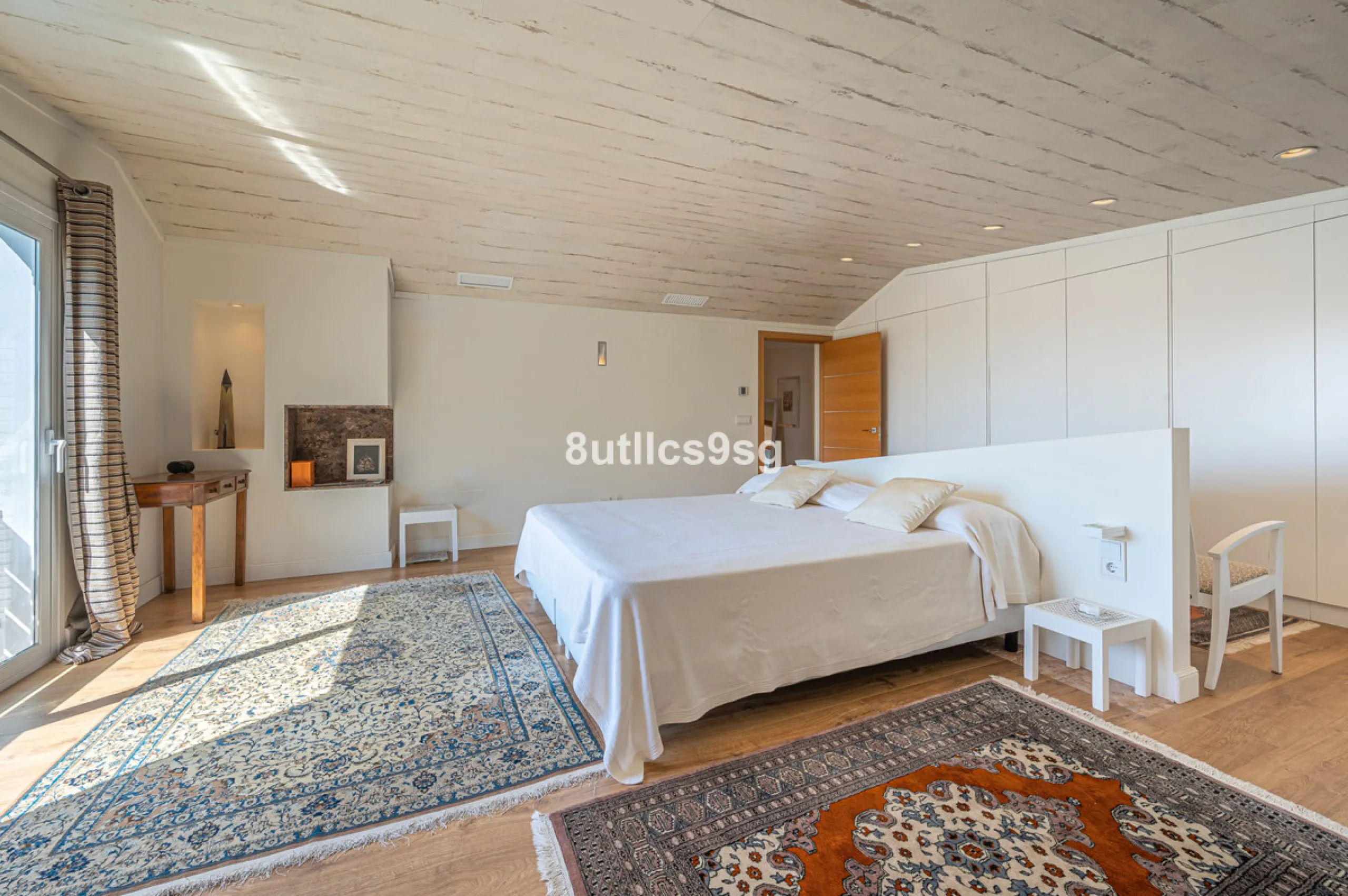 Recently renovated villa, located in a gated and guarded urbanization, in the Las Brisas Golf area, in Nueva Andalucía, Marbella, with a lot of character and personality.