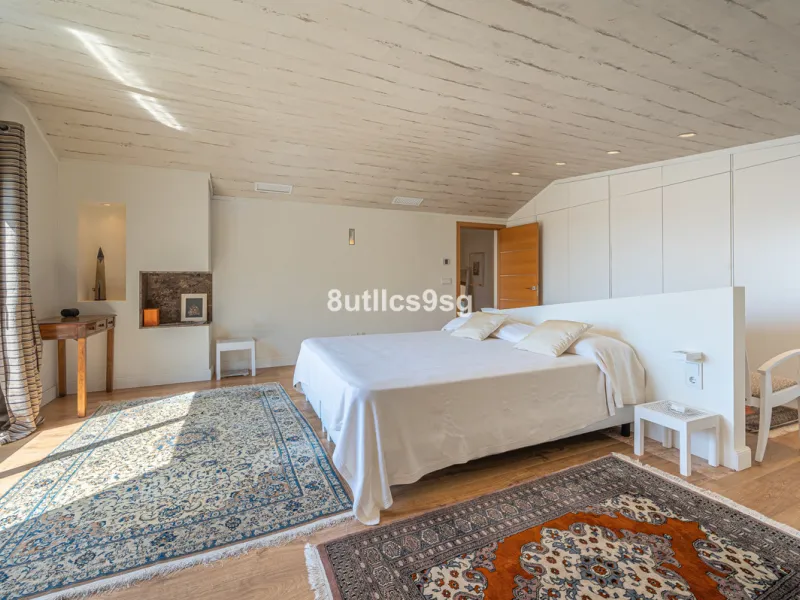 Recently renovated villa, located in a gated and guarded urbanization, in the Las Brisas Golf area, in Nueva Andalucía, Marbella, with a lot of character and personality.