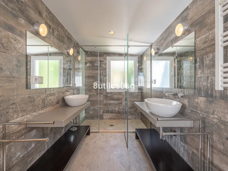 Recently renovated villa, located in a gated and guarded urbanization, in the Las Brisas Golf area, in Nueva Andalucía, Marbella, with a lot of character and personality.