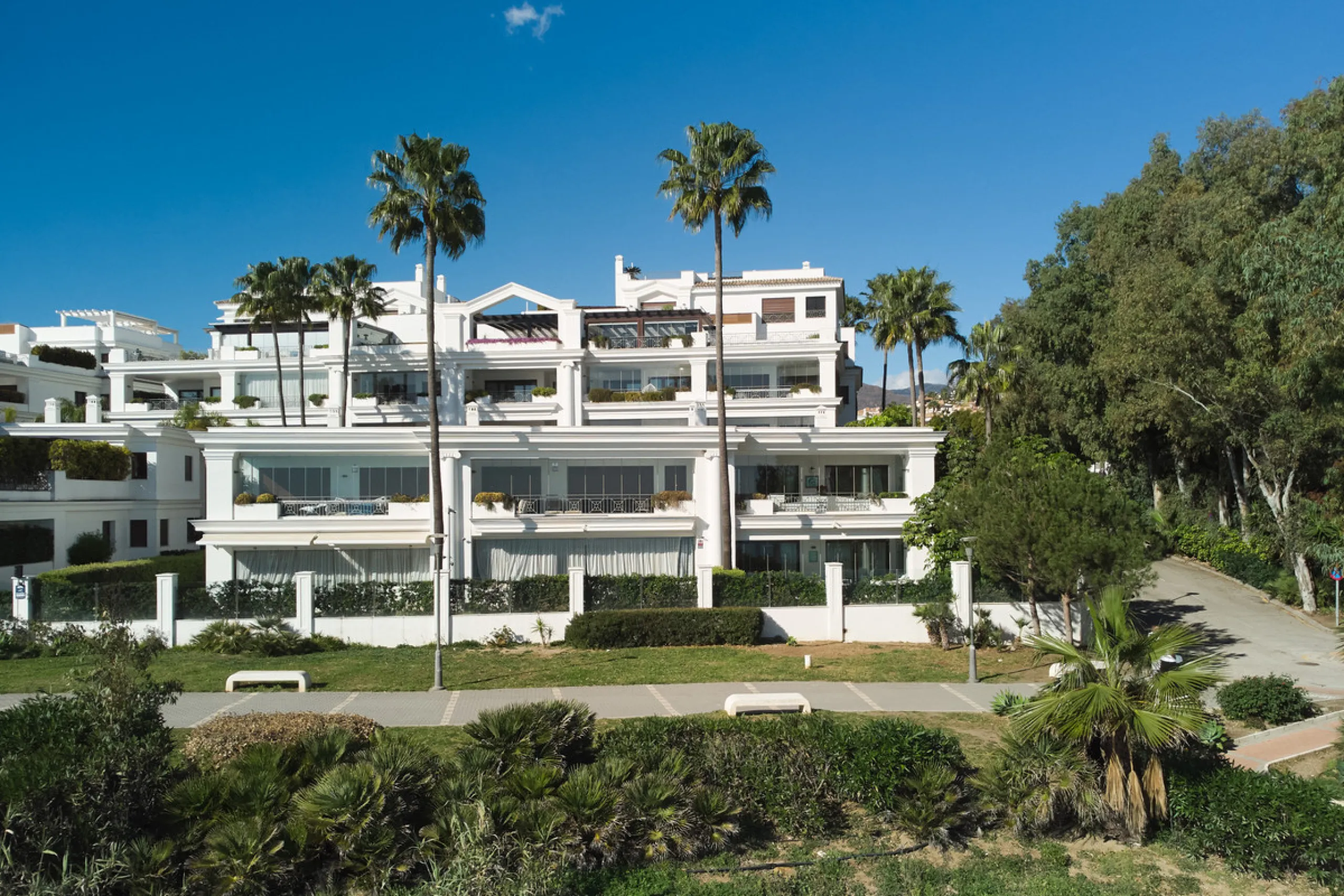 Situated in the prestigious Doncella Beach area, Estepona, this exquisite ground floor apartment offers an unparalleled blend of luxury and convenience. Boasting a prime front-line beach location, the property provides direct access to the sea and is with