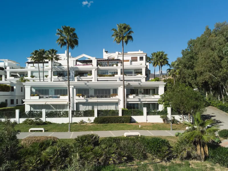Situated in the prestigious Doncella Beach area, Estepona, this exquisite ground floor apartment offers an unparalleled blend of luxury and convenience. Boasting a prime front-line beach location, the property provides direct access to the sea and is with