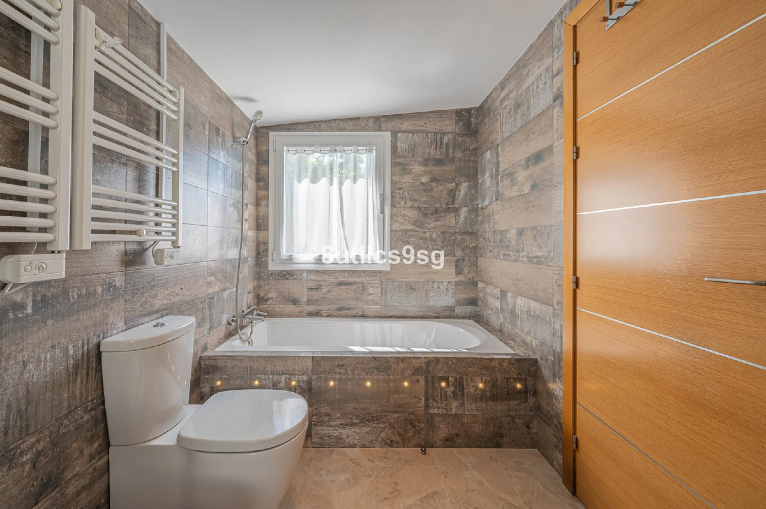 Recently renovated villa, located in a gated and guarded urbanization, in the Las Brisas Golf area, in Nueva Andalucía, Marbella, with a lot of character and personality.