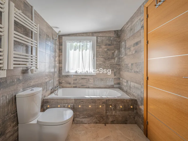 Recently renovated villa, located in a gated and guarded urbanization, in the Las Brisas Golf area, in Nueva Andalucía, Marbella, with a lot of character and personality.