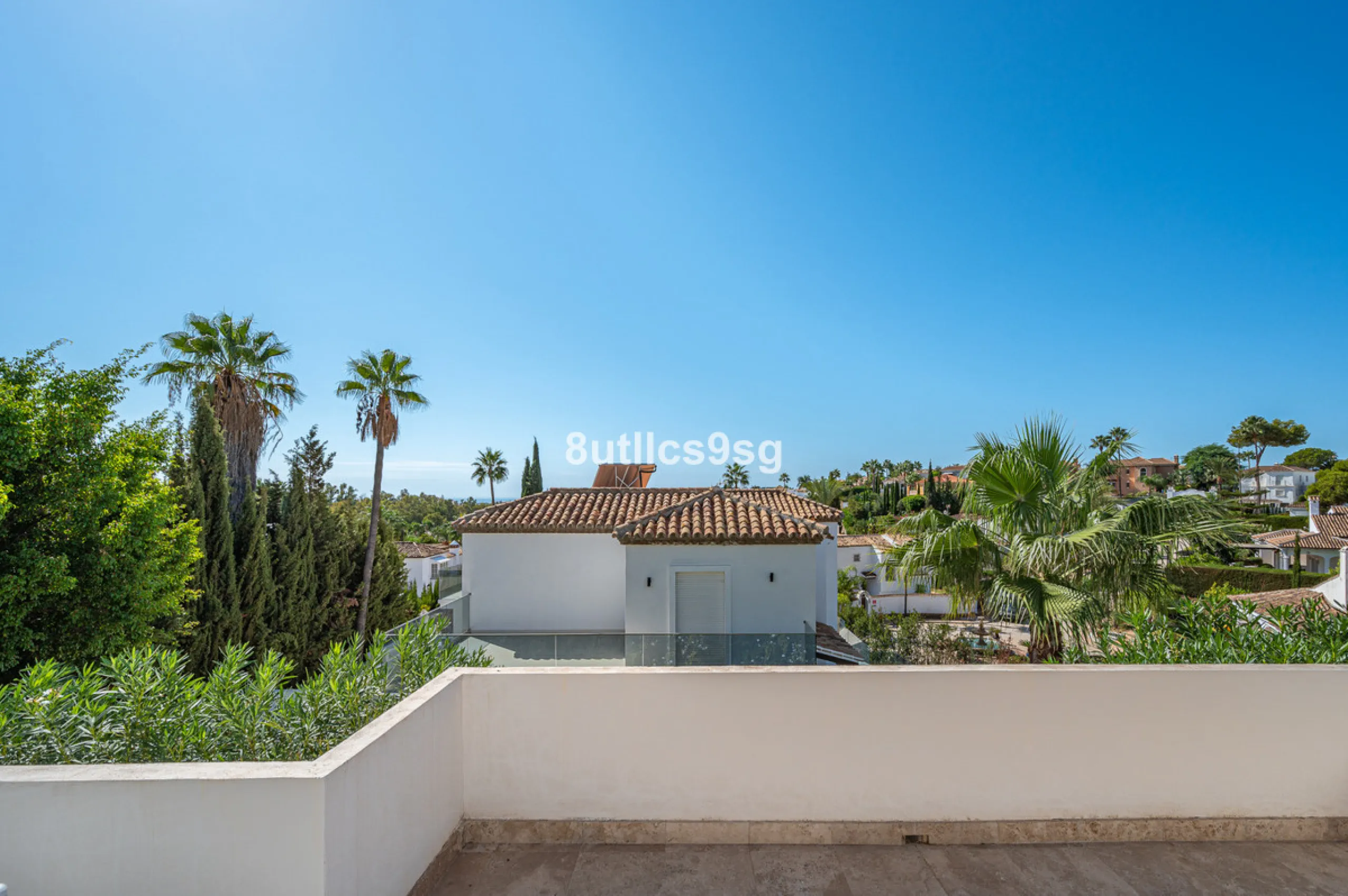 Recently renovated villa, located in a gated and guarded urbanization, in the Las Brisas Golf area, in Nueva Andalucía, Marbella, with a lot of character and personality.