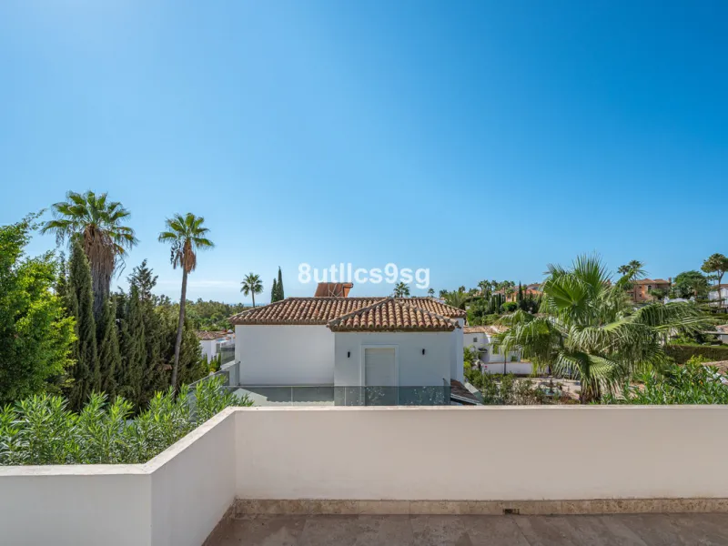 Recently renovated villa, located in a gated and guarded urbanization, in the Las Brisas Golf area, in Nueva Andalucía, Marbella, with a lot of character and personality.
