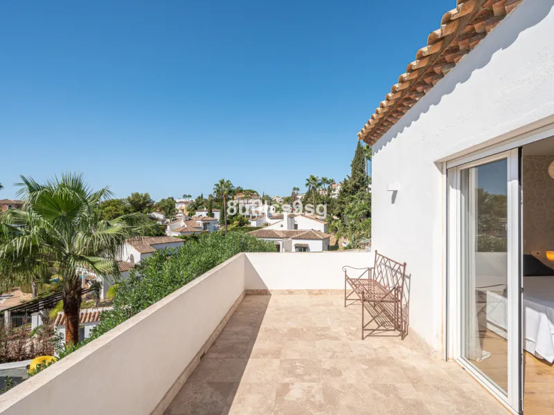 Recently renovated villa, located in a gated and guarded urbanization, in the Las Brisas Golf area, in Nueva Andalucía, Marbella, with a lot of character and personality.