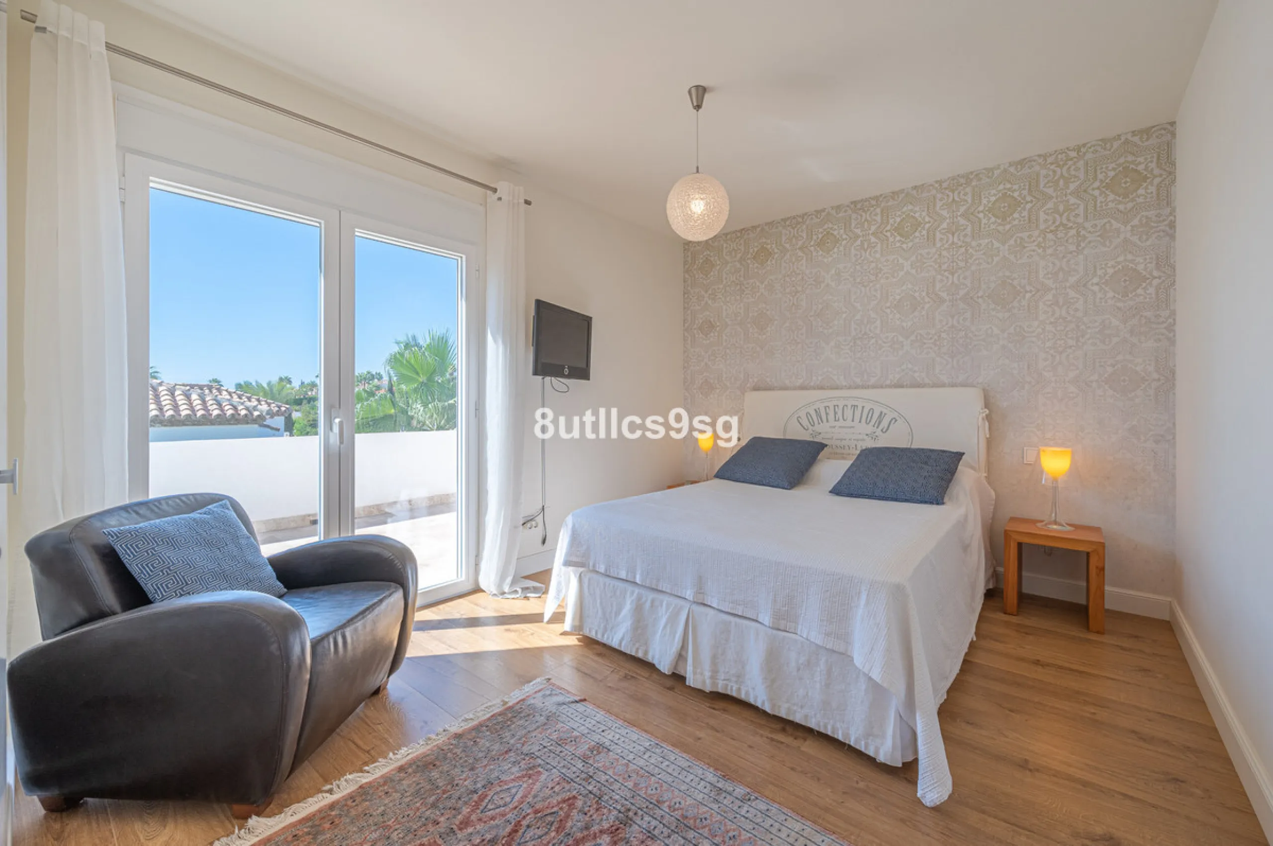 Recently renovated villa, located in a gated and guarded urbanization, in the Las Brisas Golf area, in Nueva Andalucía, Marbella, with a lot of character and personality.