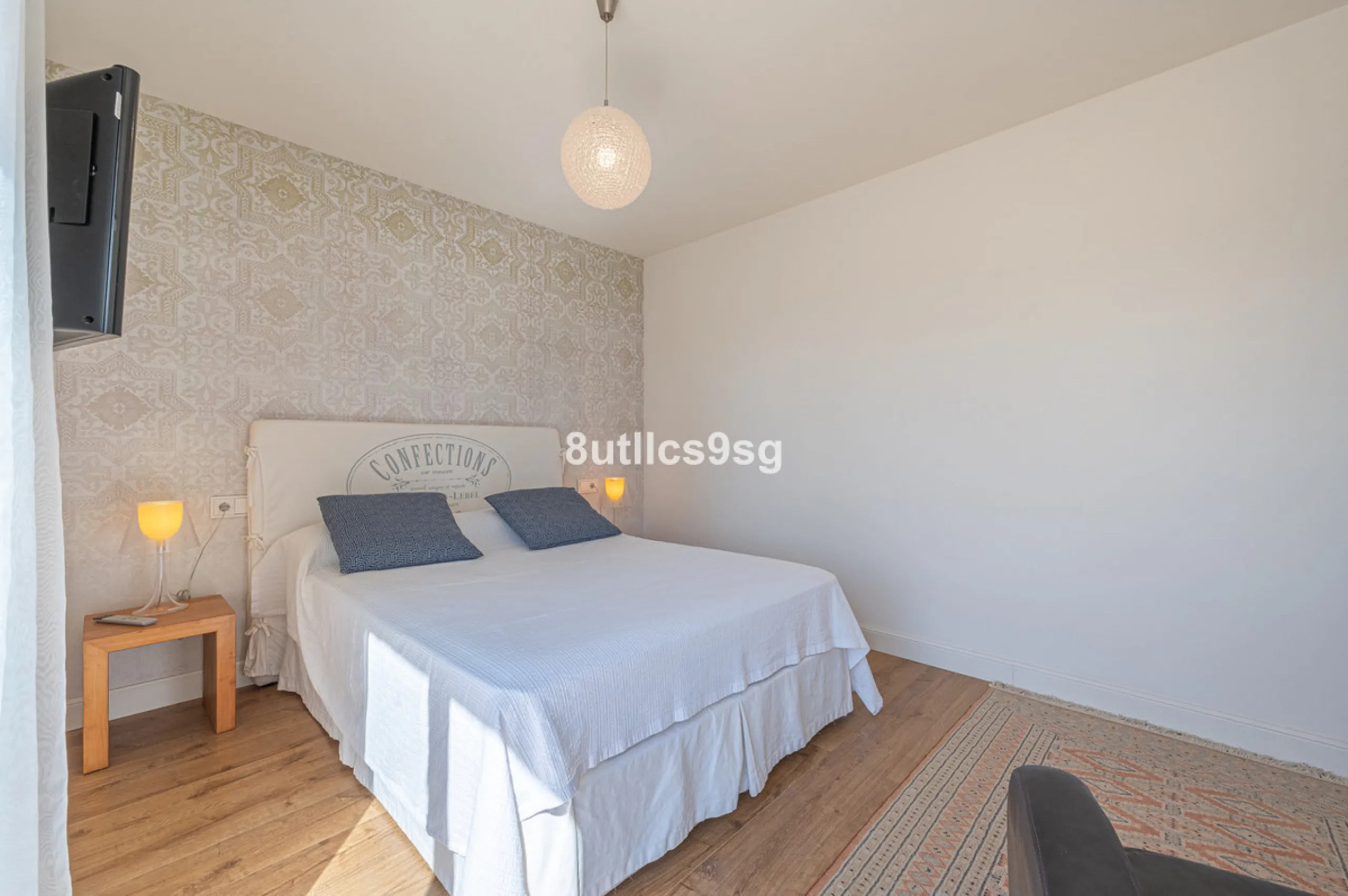 Recently renovated villa, located in a gated and guarded urbanization, in the Las Brisas Golf area, in Nueva Andalucía, Marbella, with a lot of character and personality.