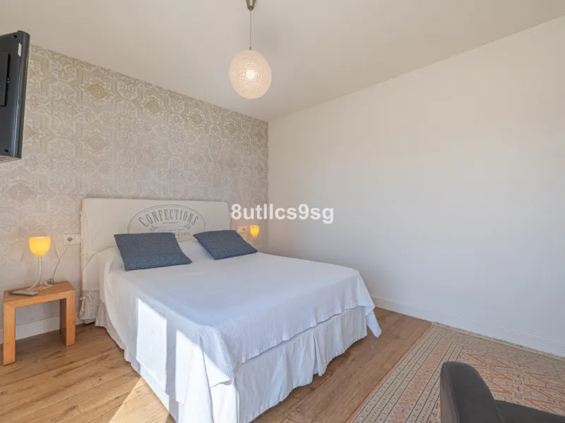 Recently renovated villa, located in a gated and guarded urbanization, in the Las Brisas Golf area, in Nueva Andalucía, Marbella, with a lot of character and personality.