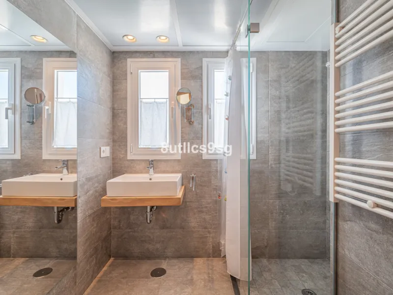 Recently renovated villa, located in a gated and guarded urbanization, in the Las Brisas Golf area, in Nueva Andalucía, Marbella, with a lot of character and personality.