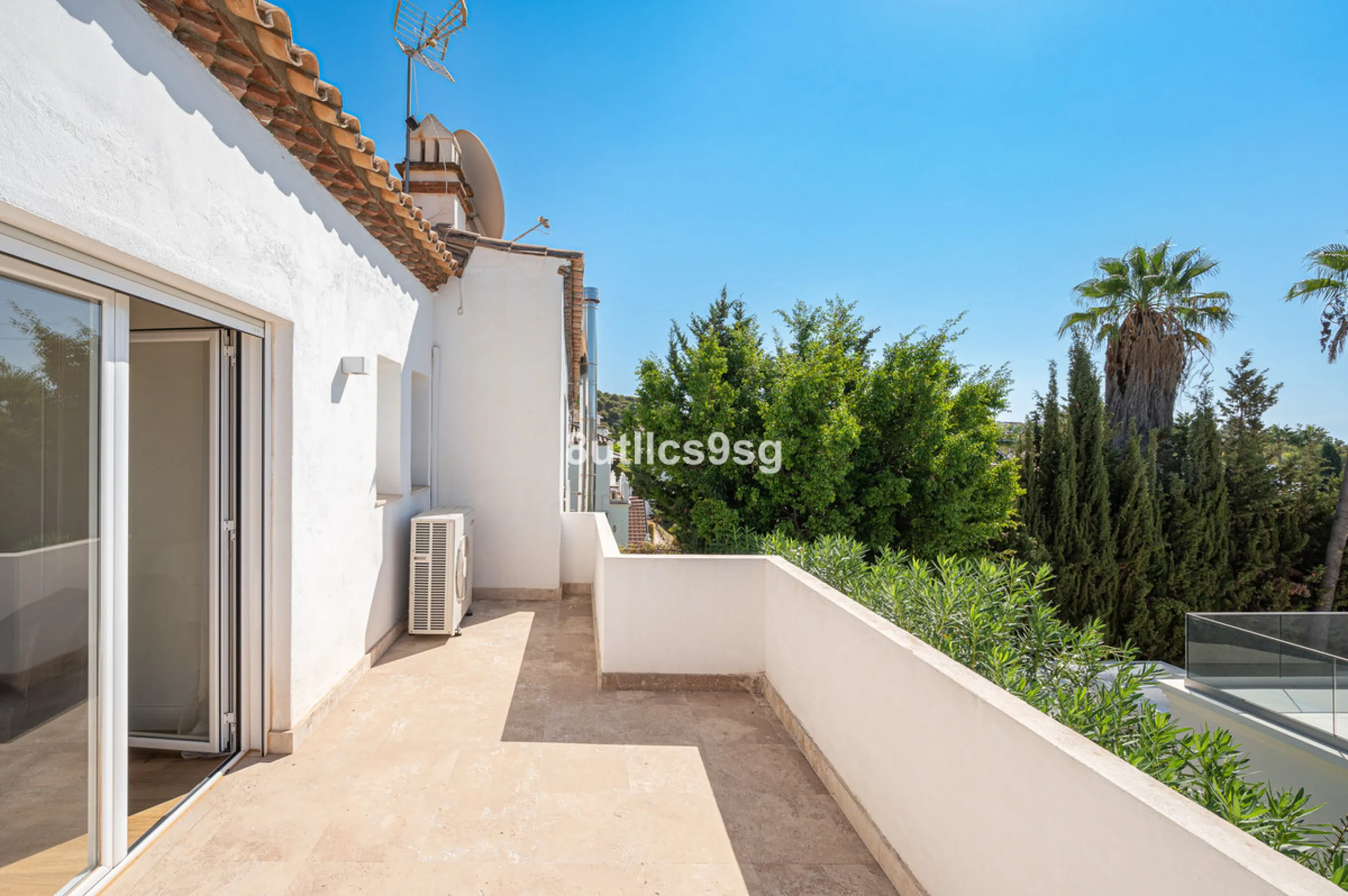 Recently renovated villa, located in a gated and guarded urbanization, in the Las Brisas Golf area, in Nueva Andalucía, Marbella, with a lot of character and personality.