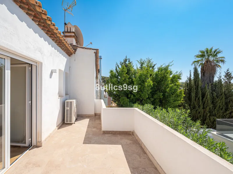 Recently renovated villa, located in a gated and guarded urbanization, in the Las Brisas Golf area, in Nueva Andalucía, Marbella, with a lot of character and personality.
