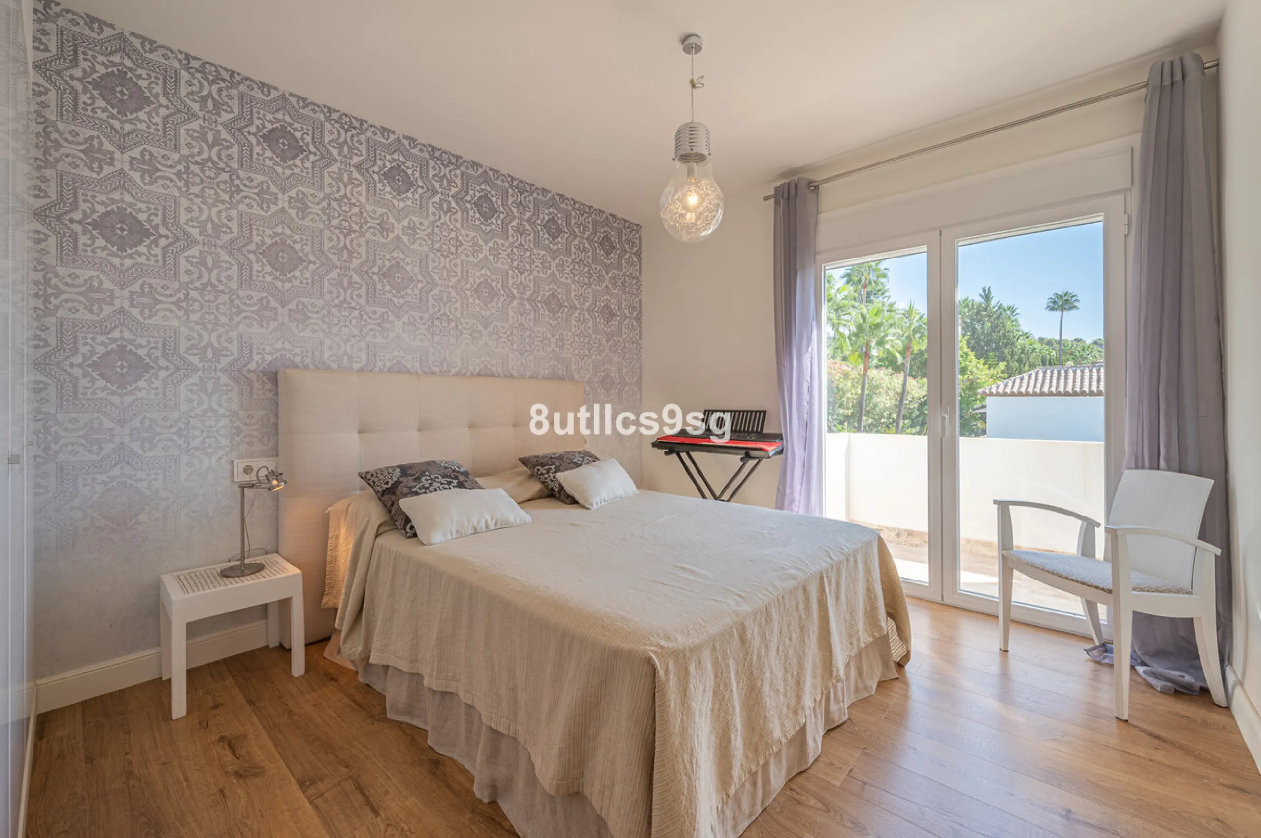 Recently renovated villa, located in a gated and guarded urbanization, in the Las Brisas Golf area, in Nueva Andalucía, Marbella, with a lot of character and personality.