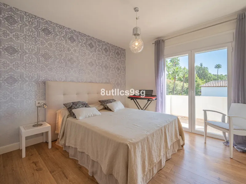 Recently renovated villa, located in a gated and guarded urbanization, in the Las Brisas Golf area, in Nueva Andalucía, Marbella, with a lot of character and personality.