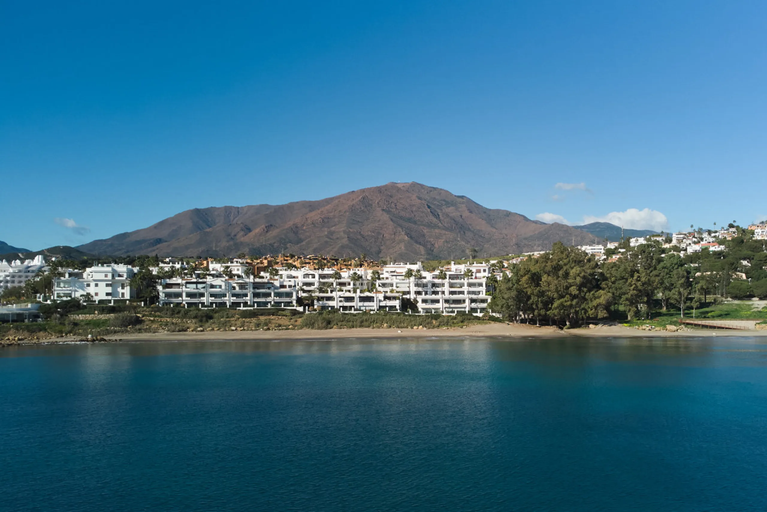 Situated in the prestigious Doncella Beach area, Estepona, this exquisite ground floor apartment offers an unparalleled blend of luxury and convenience. Boasting a prime front-line beach location, the property provides direct access to the sea and is with