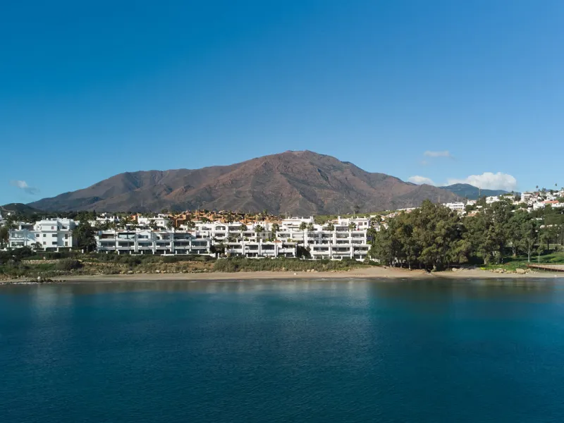 Situated in the prestigious Doncella Beach area, Estepona, this exquisite ground floor apartment offers an unparalleled blend of luxury and convenience. Boasting a prime front-line beach location, the property provides direct access to the sea and is with