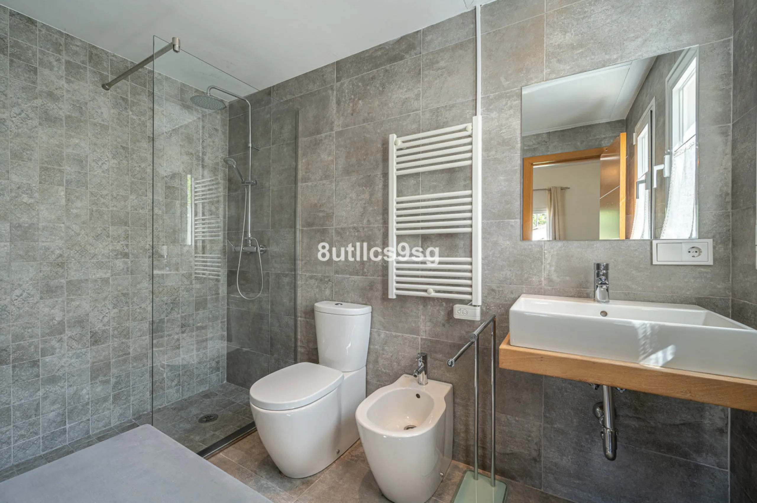 Recently renovated villa, located in a gated and guarded urbanization, in the Las Brisas Golf area, in Nueva Andalucía, Marbella, with a lot of character and personality.