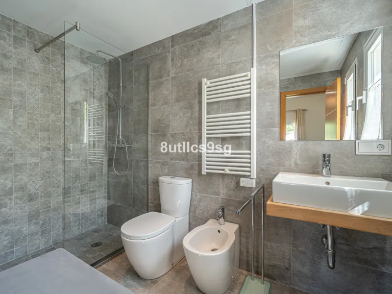 Recently renovated villa, located in a gated and guarded urbanization, in the Las Brisas Golf area, in Nueva Andalucía, Marbella, with a lot of character and personality.