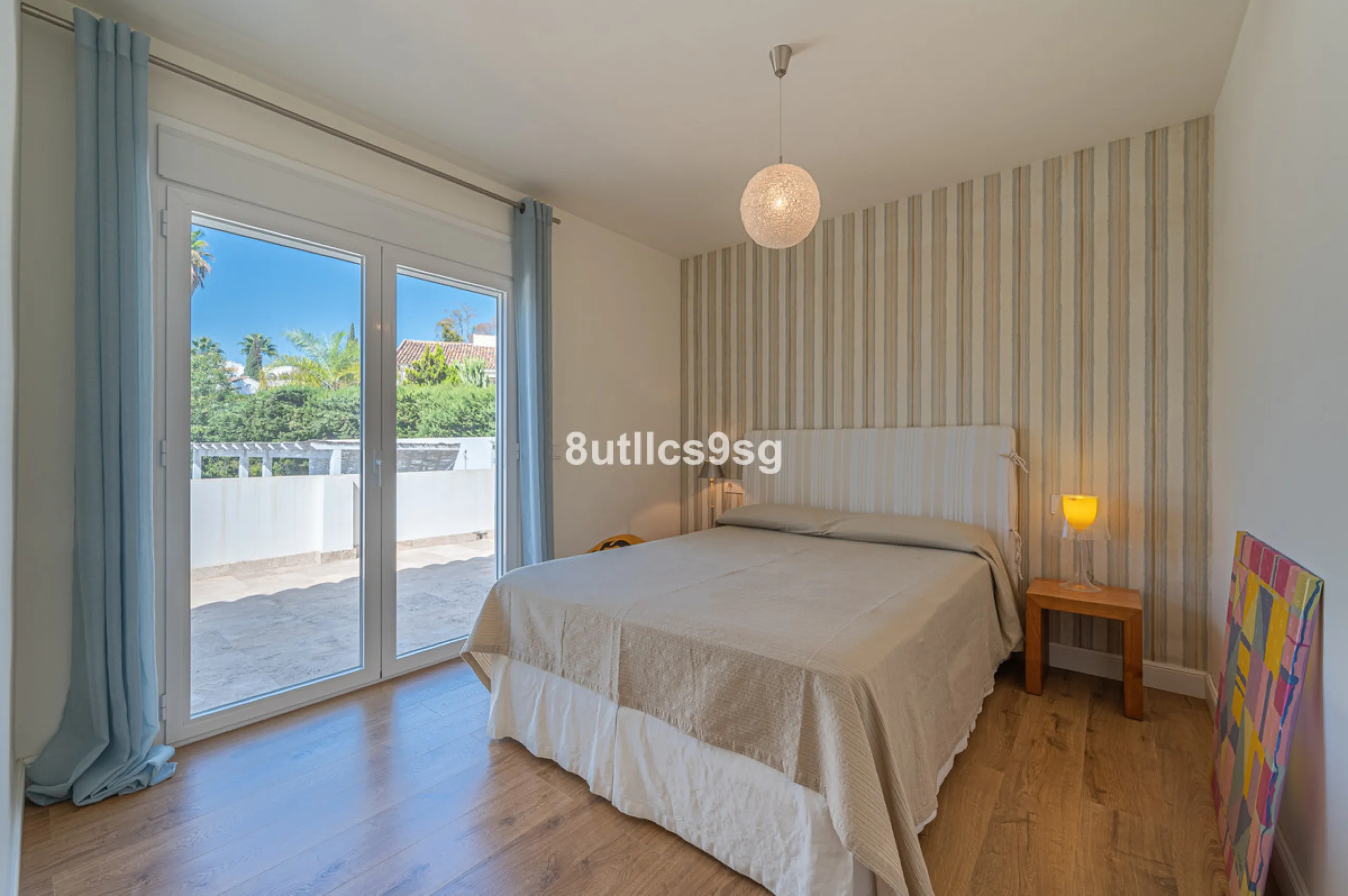 Recently renovated villa, located in a gated and guarded urbanization, in the Las Brisas Golf area, in Nueva Andalucía, Marbella, with a lot of character and personality.