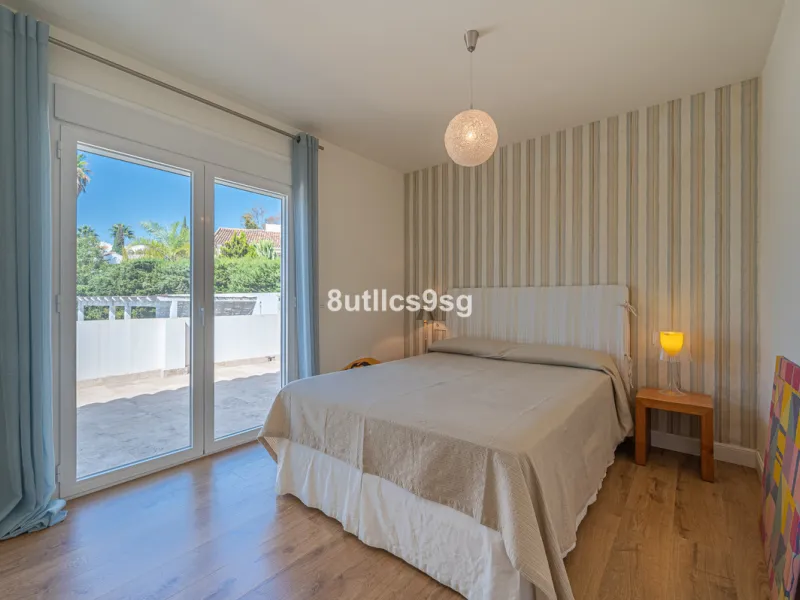 Recently renovated villa, located in a gated and guarded urbanization, in the Las Brisas Golf area, in Nueva Andalucía, Marbella, with a lot of character and personality.