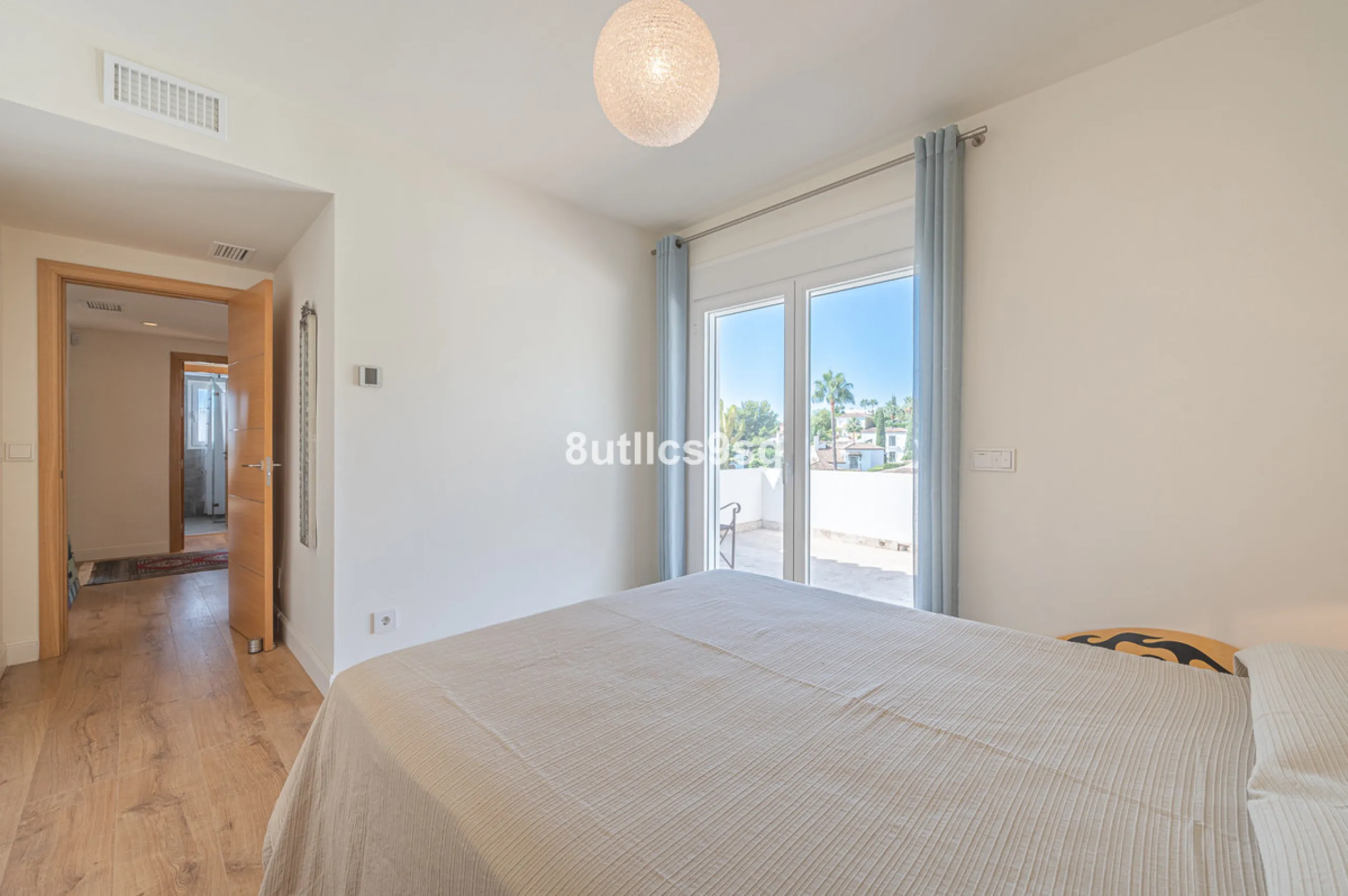 Recently renovated villa, located in a gated and guarded urbanization, in the Las Brisas Golf area, in Nueva Andalucía, Marbella, with a lot of character and personality.