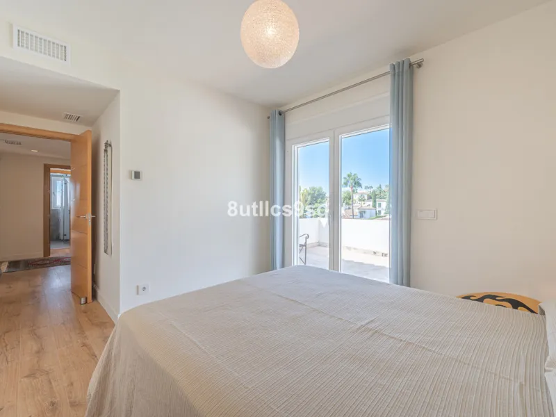 Recently renovated villa, located in a gated and guarded urbanization, in the Las Brisas Golf area, in Nueva Andalucía, Marbella, with a lot of character and personality.