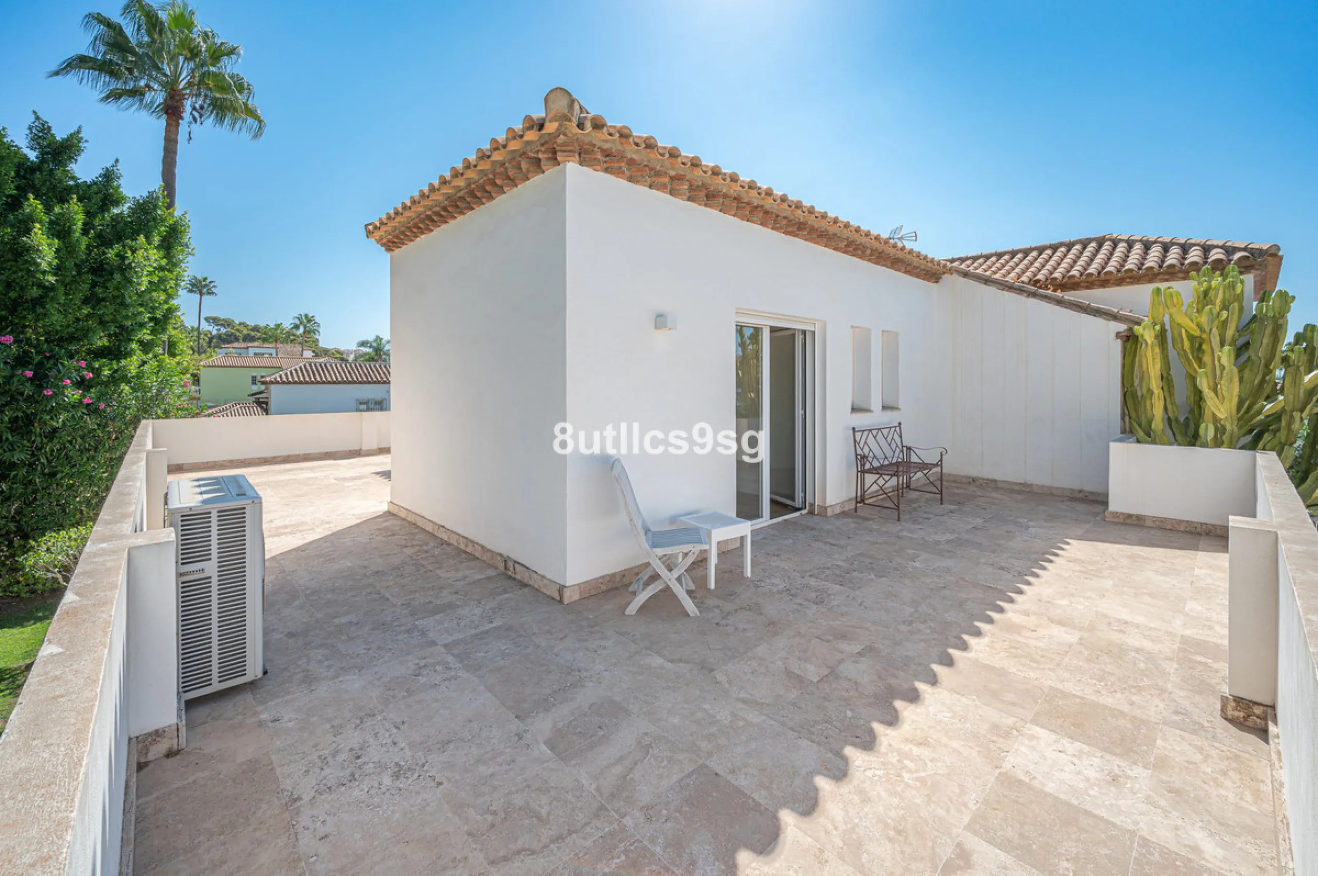 Recently renovated villa, located in a gated and guarded urbanization, in the Las Brisas Golf area, in Nueva Andalucía, Marbella, with a lot of character and personality.