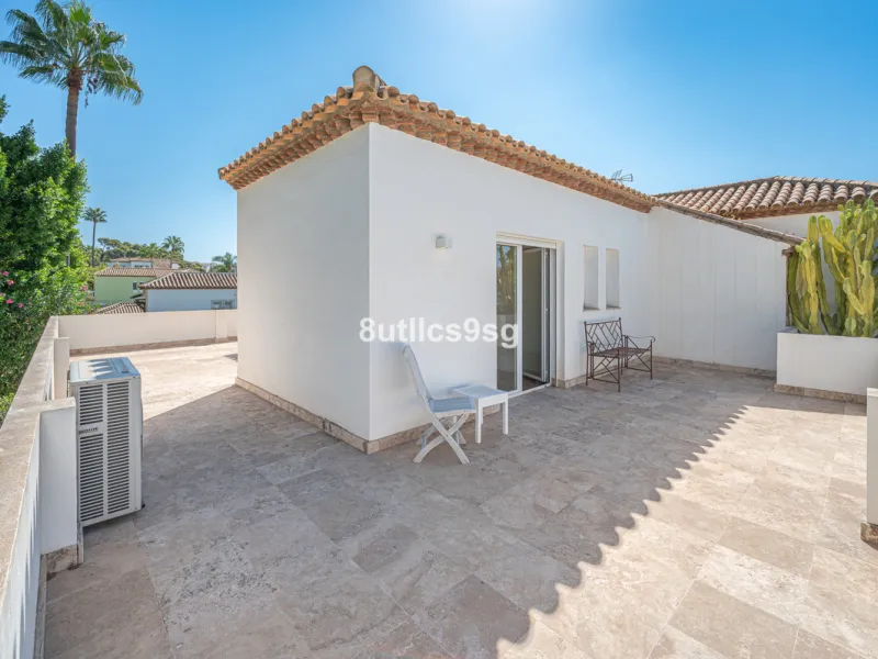 Recently renovated villa, located in a gated and guarded urbanization, in the Las Brisas Golf area, in Nueva Andalucía, Marbella, with a lot of character and personality.